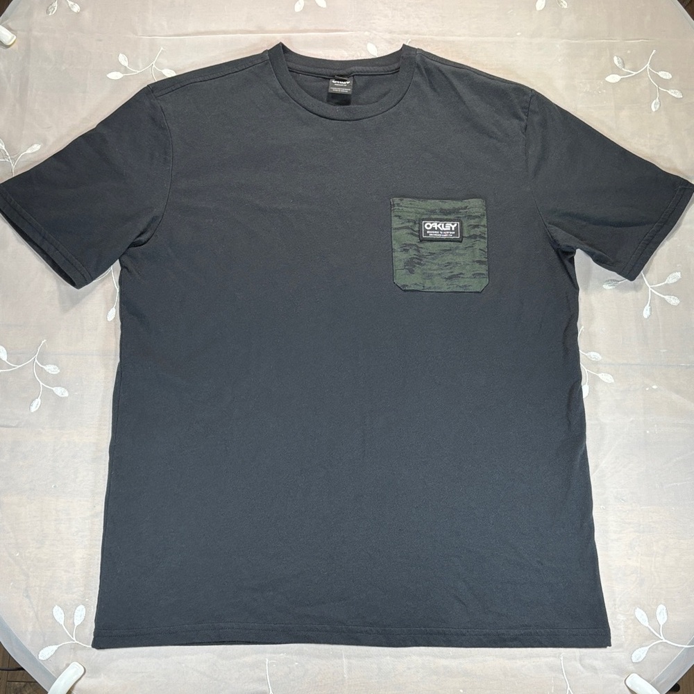 Oakley Men's Black T-Shirt Tee with Camouflage Pocket Regular Fit Size XL